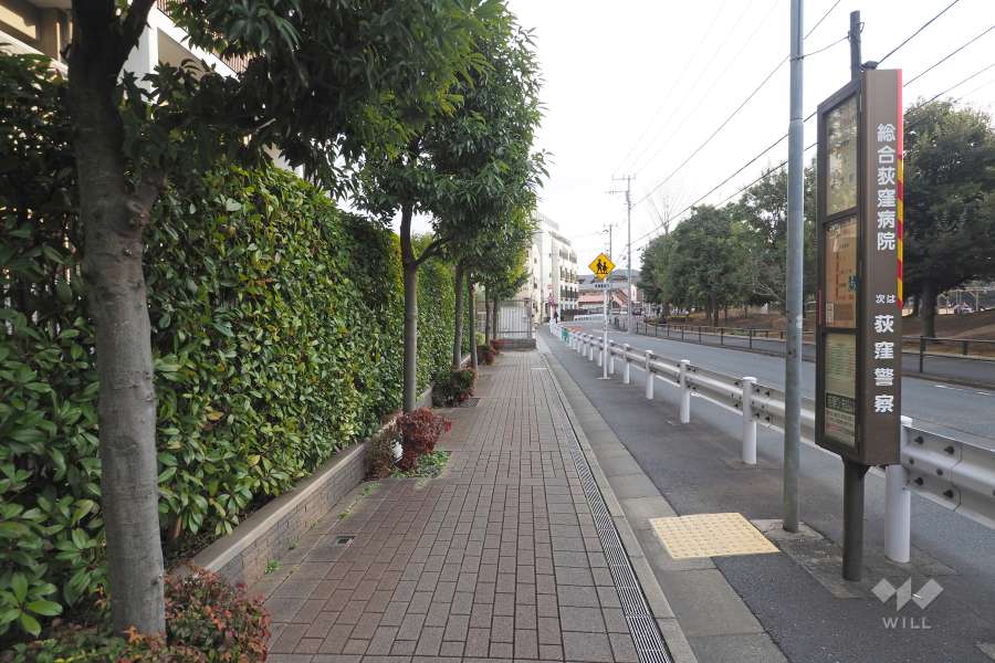 敷地西側の前面道路
