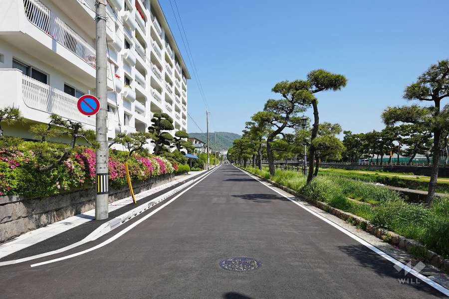 敷地東側の前面道路（南側から）