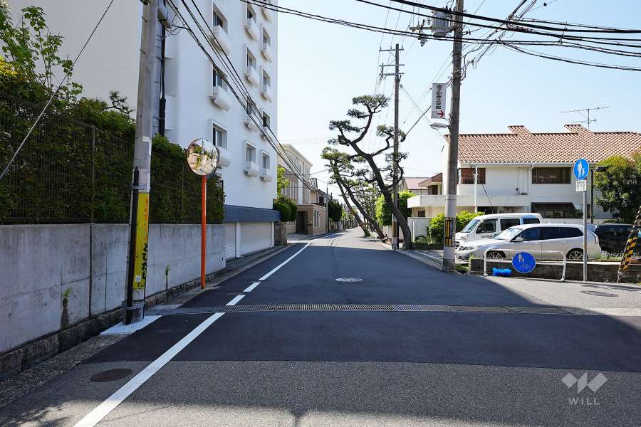 敷地西側の前面道路（北側から）