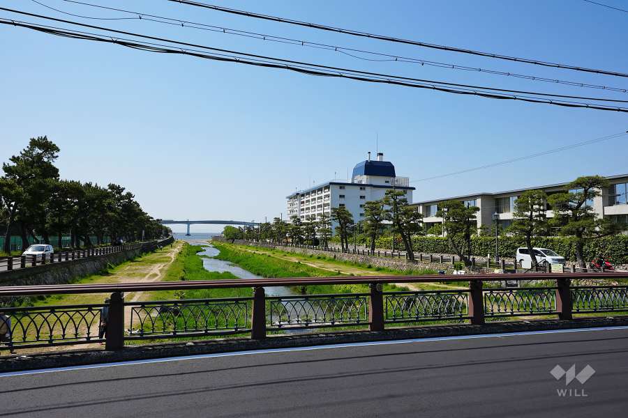 芦屋サンプラザの遠景。目の前は芦屋川です。