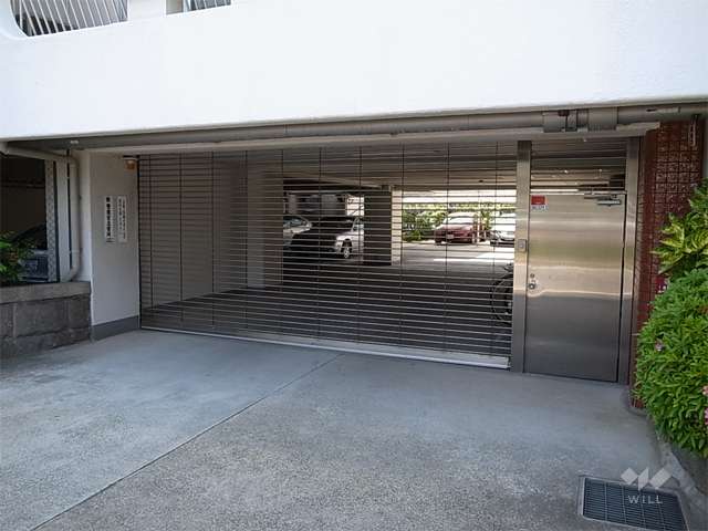 敷地内駐車場入口（リングシャッター付き）