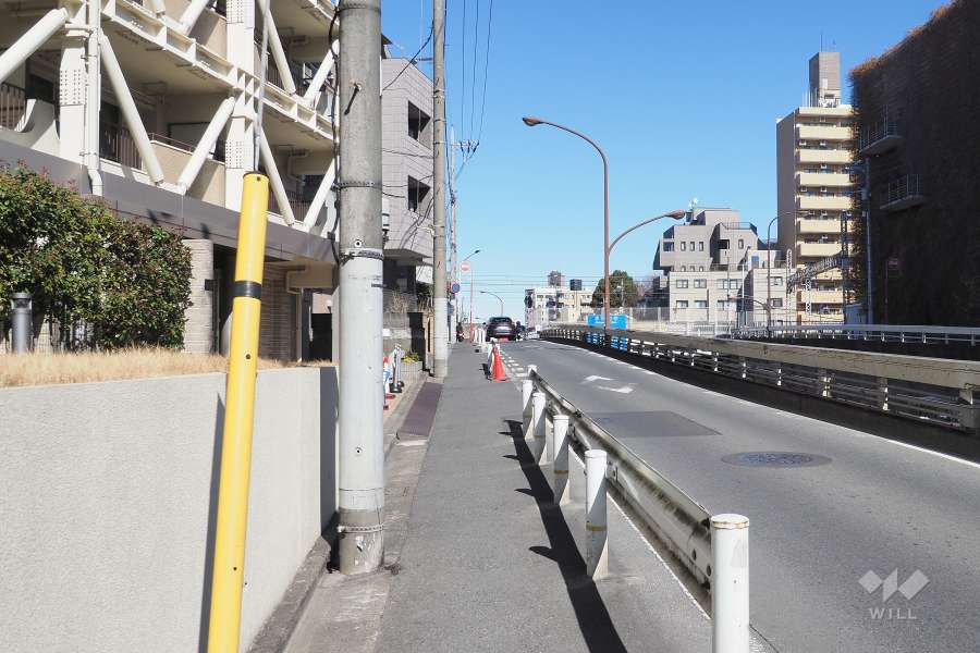 敷地東側の前面道路