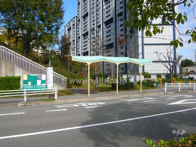 目の前にバス停があります。