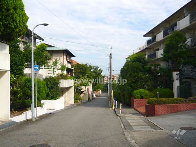 周辺の街並み。敷地の広い邸宅が多く立ち並ぶ閑静な住宅地です。