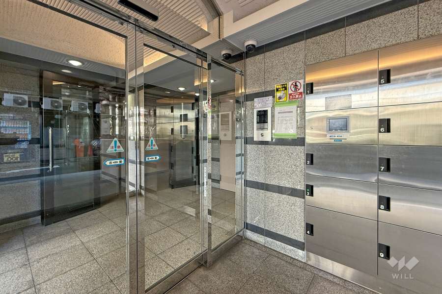 エントランスはオートロック付きです。　