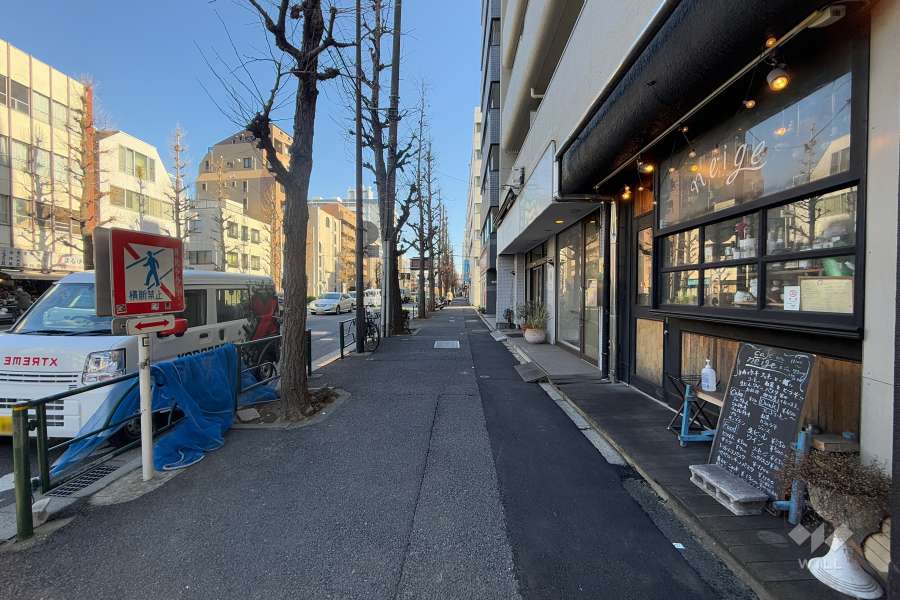 敷地の北側前面道路（西側から）