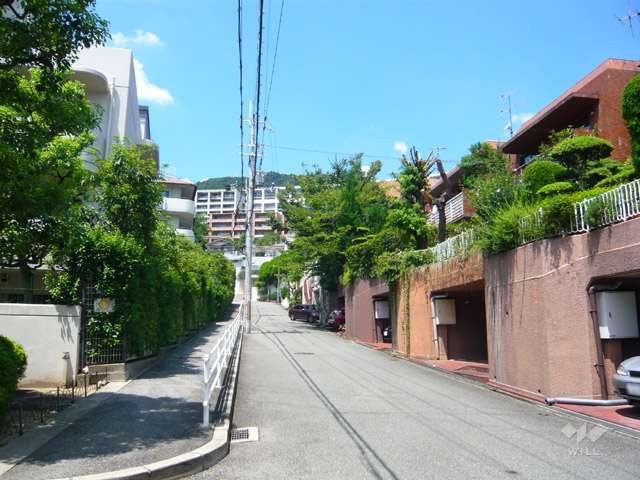 周辺の街並み。緑豊かで閑静な住宅地です。