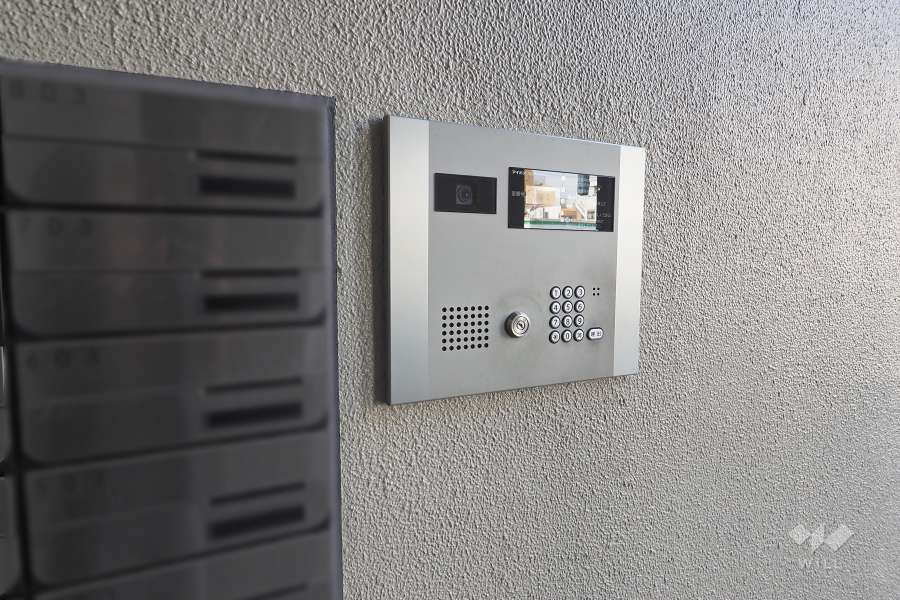 エントランスはオートロック付きです。