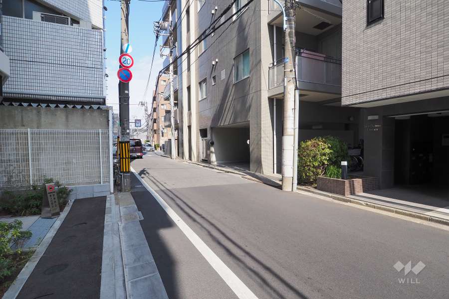 敷地西側の前面道路