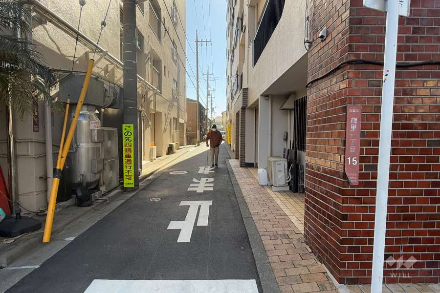 敷地の東側前面道路（北側から） 