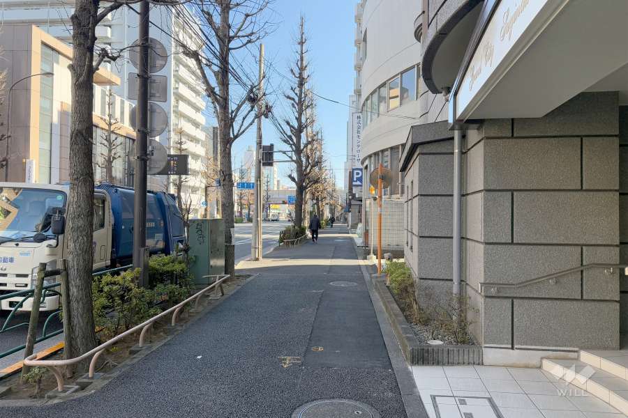 敷地北側の前面道路（西側から）