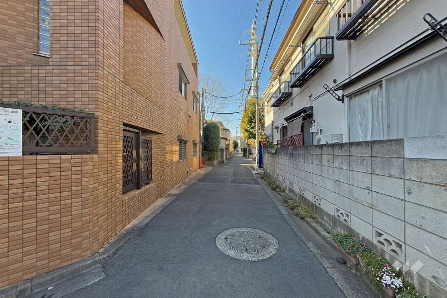 敷地北側の前面道路（東側から）