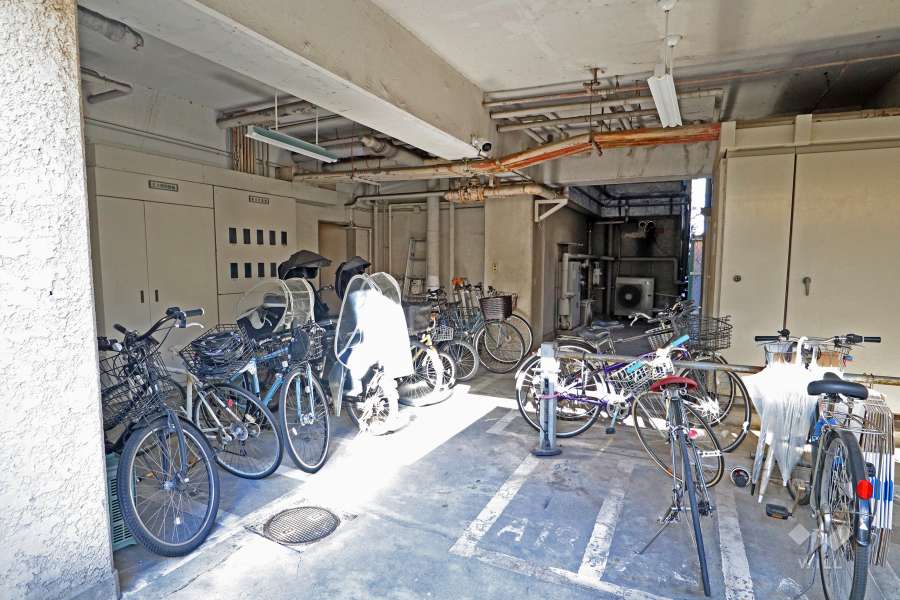 敷地南東部分にある駐輪場