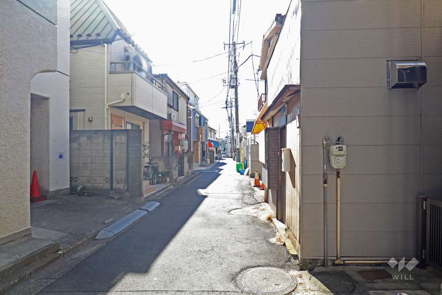 敷地西側の前面道路（北側から）