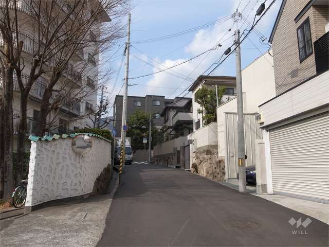 周辺は緩やかな南斜面地。緑豊かで閑静です。