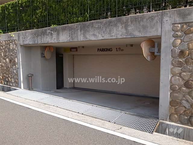 地階にあるシャッター付きのガレージ