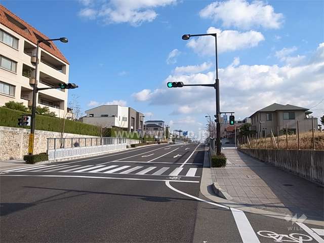敷地の南側には山手幹線が走っています。