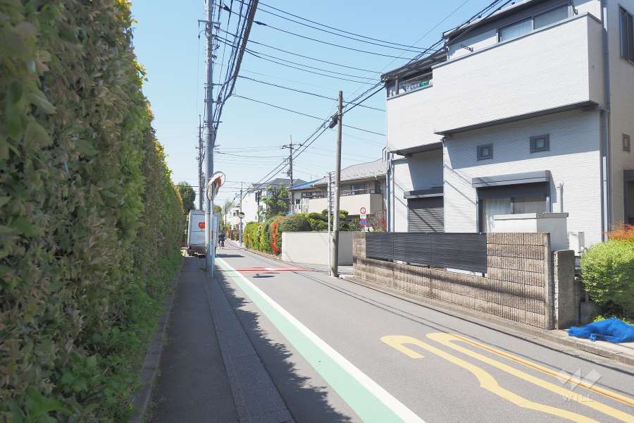 敷地北側の前面道路（東側から）