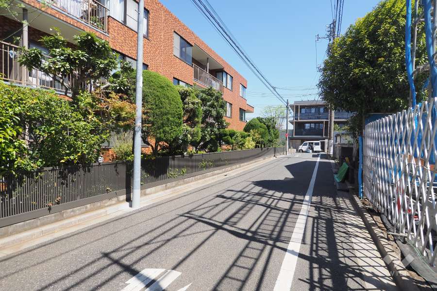 敷地東側の前面道路（南側から）