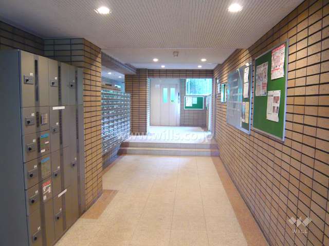 エントランスホール。宅配ボックス付きです。