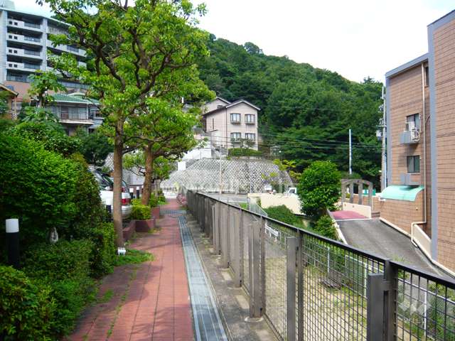 南側のマンションとは間隔があいています。