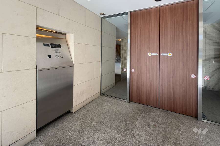 エントランスはオートロック付きです。