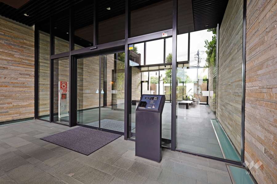 エントランスはオートロック付きです。