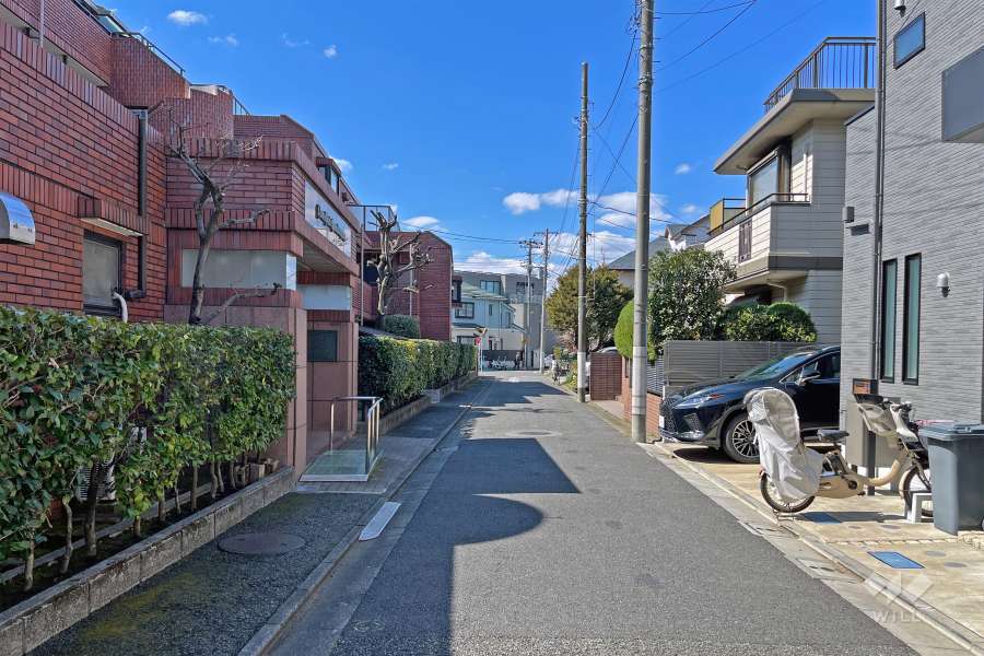 敷地の北側前面道路（東側から）