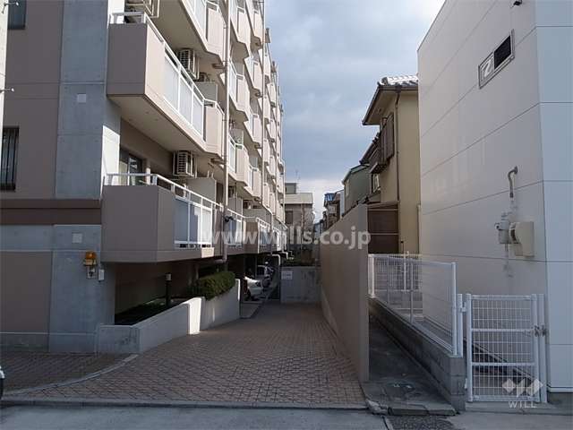 敷地南側には一戸建てが立っています。