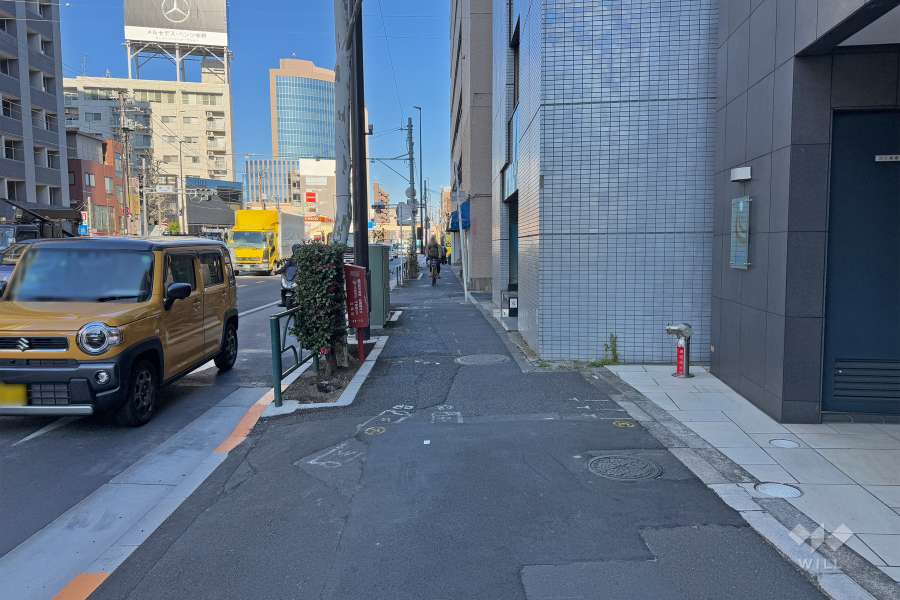 敷地西側は都道318号（環状七号線）に面しています。