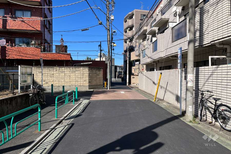 敷地の南側前面道路（東側から）