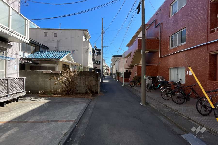 敷地の北側前面道路（西側から）