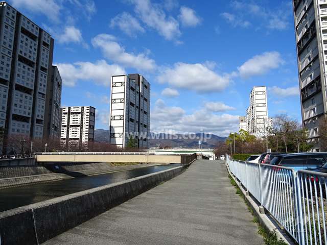 敷地の西側には遊歩道を挟んで宮川が流れています。