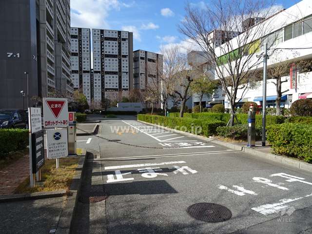 駐車場出入り口（ロボットゲート付き）