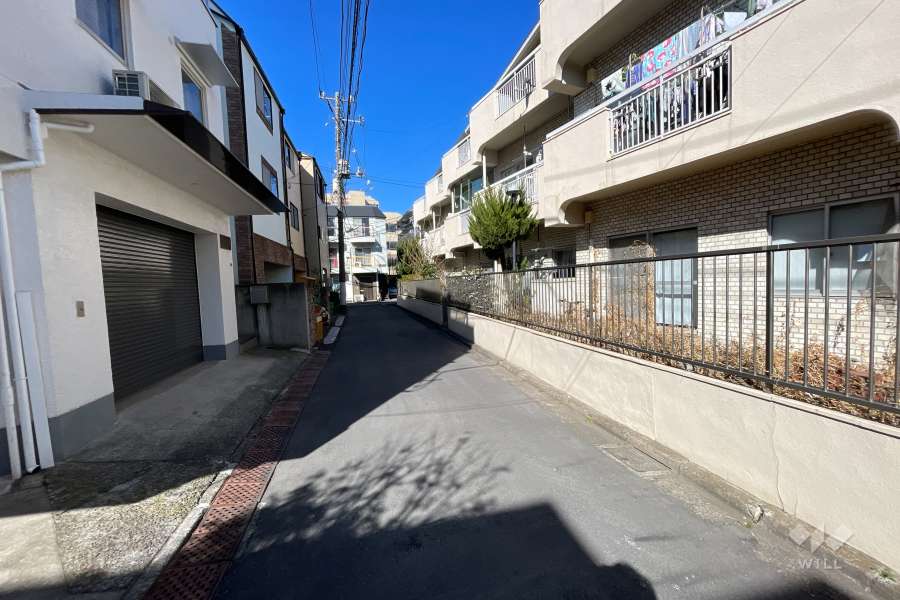 敷地の南側前面道路（東側から）