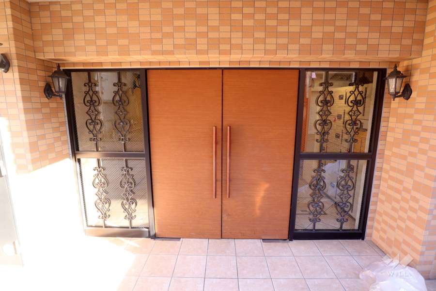 エントランスはオートロック付きです。