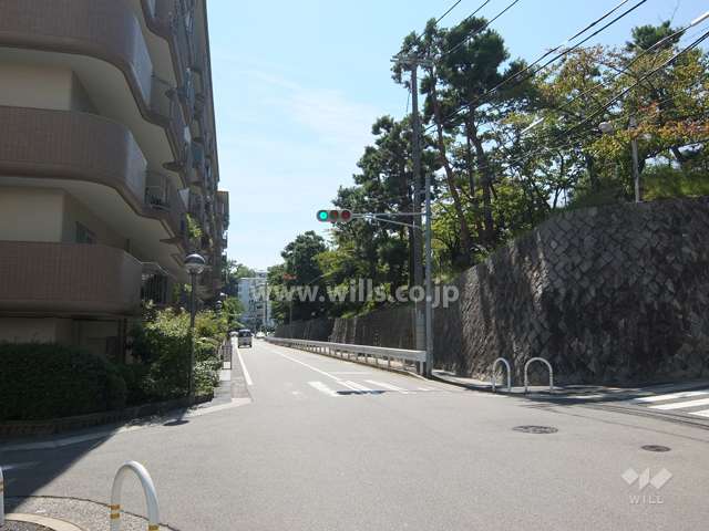 敷地北西側の前面道路（北東側から）