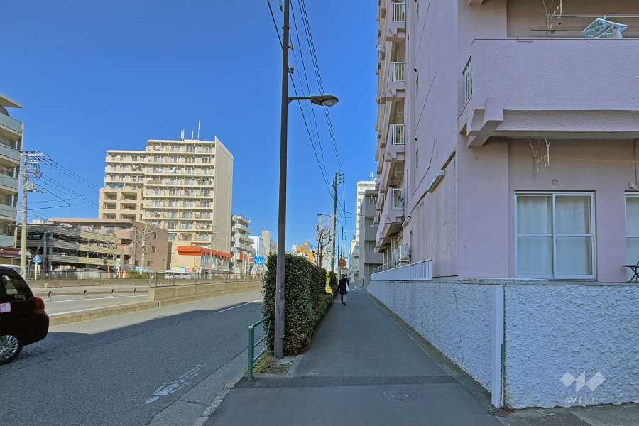 敷地の西側前面道路は環七通りです（南側から）。