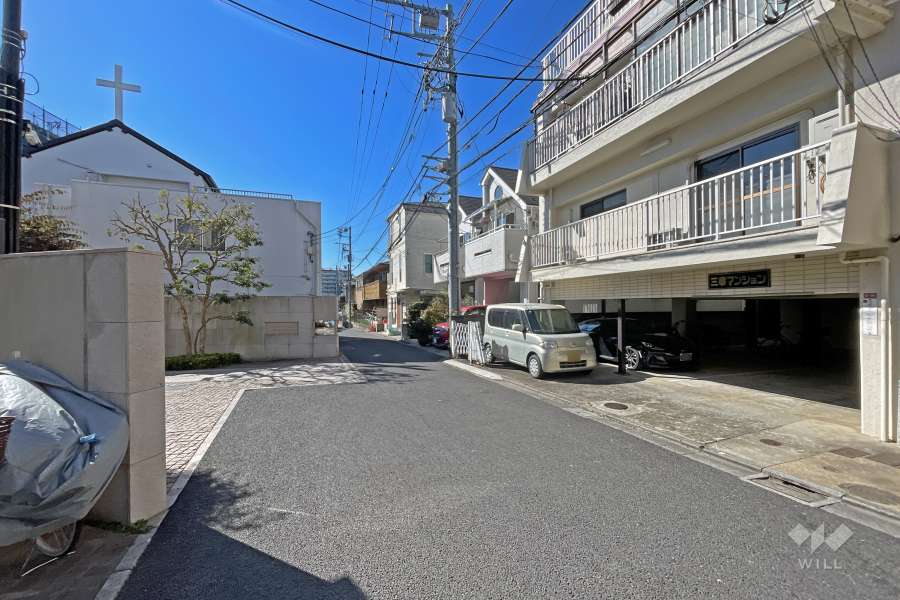 敷地の東側前面道路（北側から）