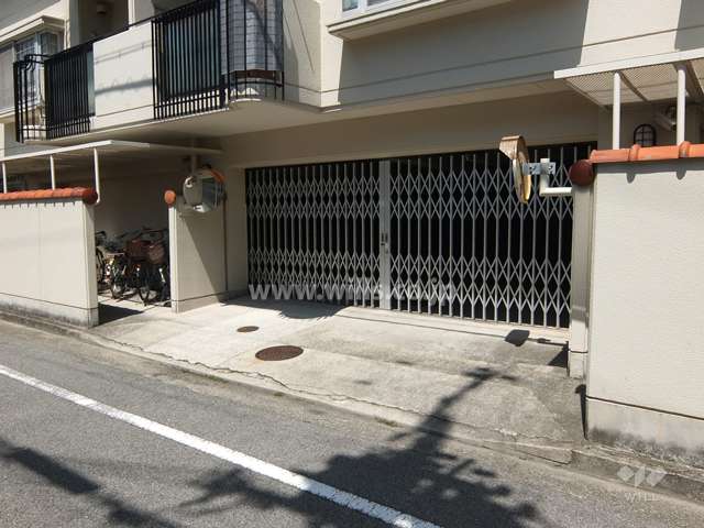 敷地内駐車場入り口と駐輪場