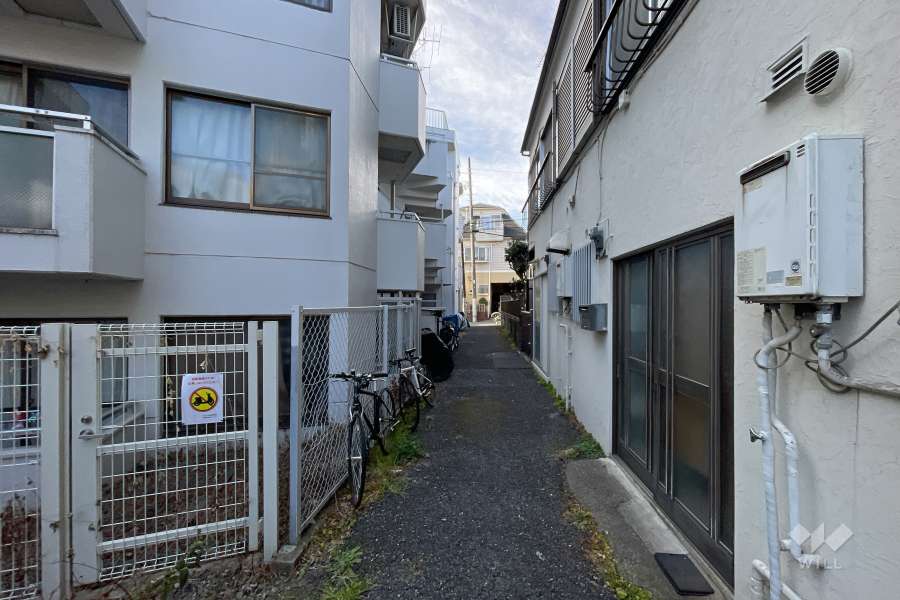 敷地西側の前面道路