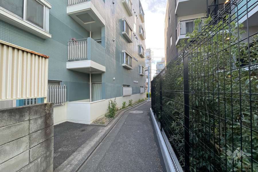 敷地西側の前面道路　