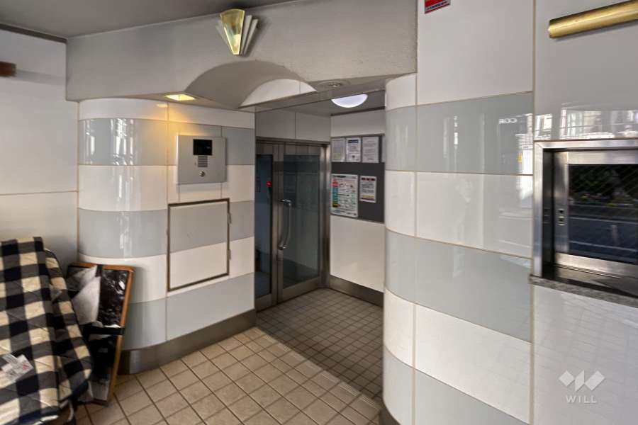 エントランスはオートロック付きです。