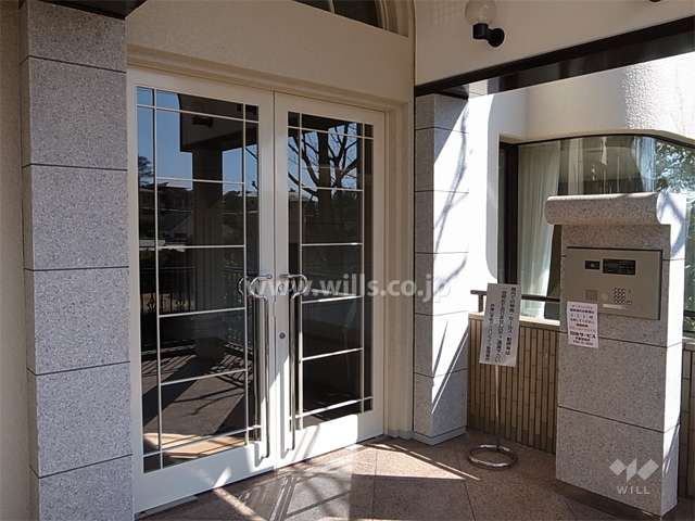 エントランスはオートロック付きです。