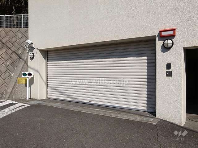 駐車場入口（シャッター付き）