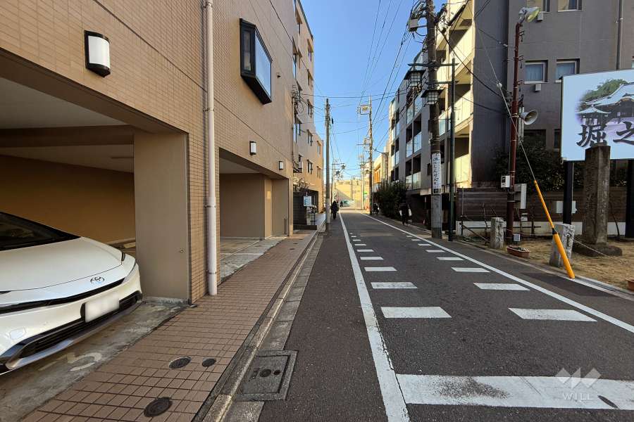 敷地北側の前面道路（東側から）