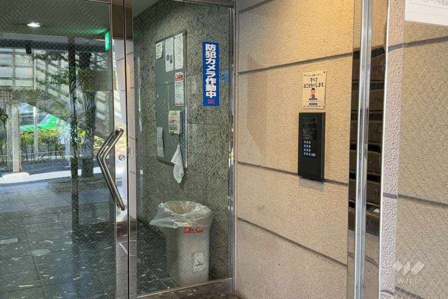 エントランスはオートロック付きです。