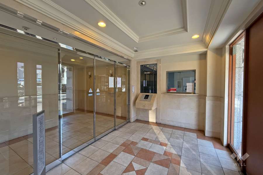 エントランスはオートロック付きです。