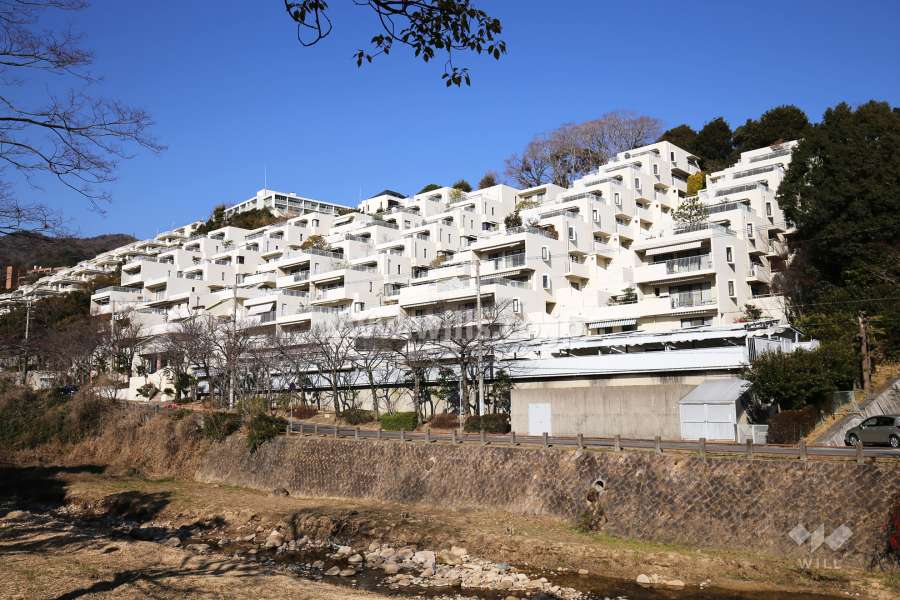 芦屋リバービュウアーバンライフの外観（芦屋川沿いにあります）