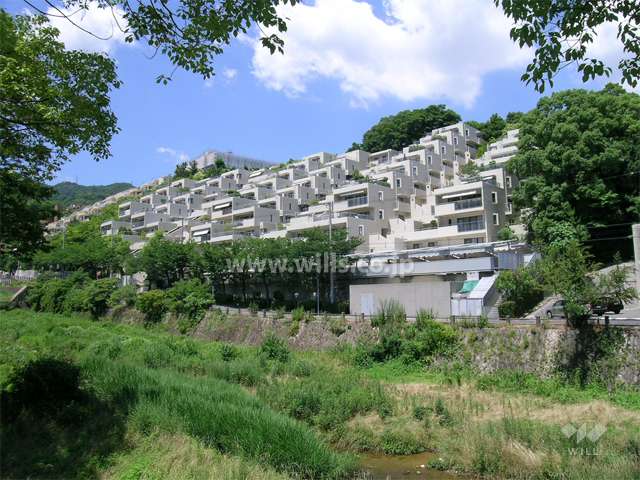 芦屋リバービュウアーバンライフの外観（芦屋川沿いにあります）